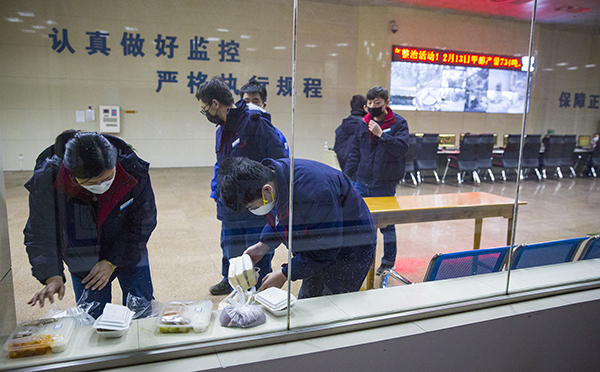 15 準(zhǔn)備就餐的職工，吃到可口的飯菜.jpg