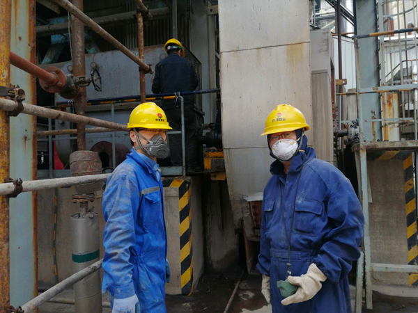 剛才3號爐膛出來的動力車間設備技術員魏曉明、機械修造部技術員王明科.jpg