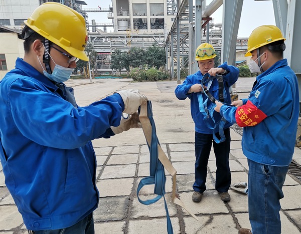 上午8點55分，為開管廊上S2蒸汽手動聯絡閥做準備[1].jpg