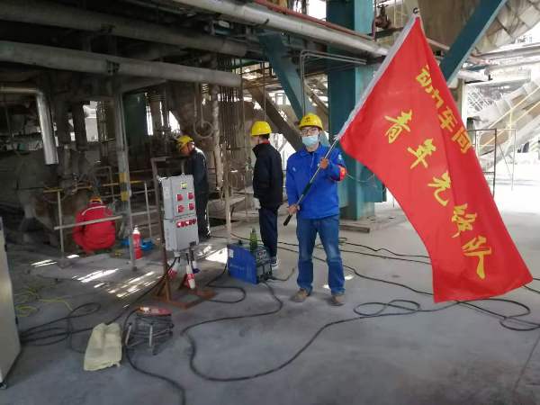 動力車間大修剛開始時，在3號爐零米，青工從車間領(lǐng)回青年先鋒隊(duì)隊(duì)旗（魏高強(qiáng)攝[1].jpg