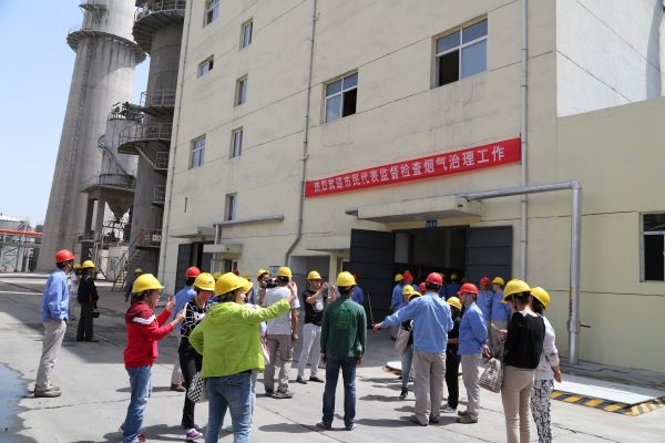 渭化集團(tuán)環(huán)保開放日，渭南市民代表來渭化監(jiān)督檢查煙氣治理。.JPG