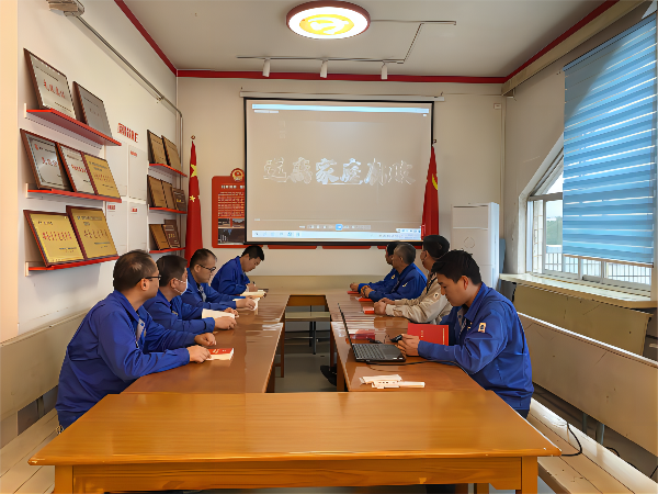 管理組、化工二班黨小組觀看學(xué)習(xí)遠(yuǎn)離家庭腐敗警示教育片(1).png