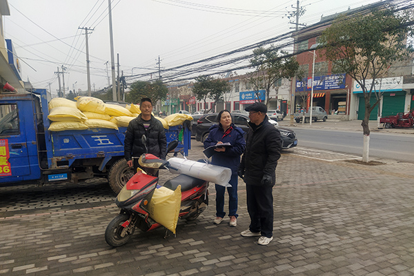 2月10日，尿素銷售人員在武功縣貞元鎮(zhèn)農(nóng)資店門口與農(nóng)戶交流。(副圖）.jpg