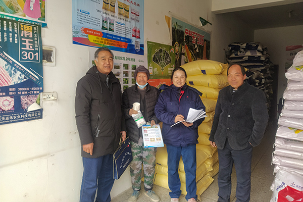 2月10日，尿素銷售人員在武功縣貞元鎮(zhèn)農(nóng)資店向農(nóng)戶發(fā)放宣傳資料。(副圖）.jpg