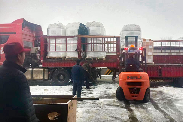 2月12日，物資采供部彬州分部在大雪中卸車，保障物資供應(yīng)(副圖）.jpg