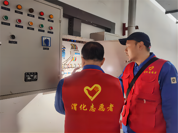 3月2日學(xué)雷鋒活動現(xiàn)場，黨員喬磊和王益對現(xiàn)場配電箱進(jìn)行隱患排查(1).png