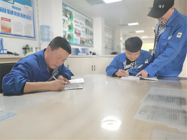 3月9日，化工一班班長王冬冬為徒弟制定學(xué)習(xí)計劃，主操李軍強(qiáng)為徒弟王浩男答疑(1).png