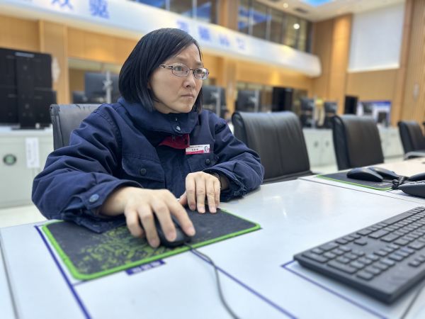 2023年3月24日，師傅劉秋榮在控制室巡檢裝置運(yùn)行狀況工作照。.jpg