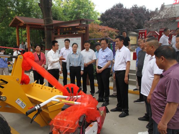 邀請(qǐng)幫扶單位渭化集團(tuán)到村贈(zèng)送旋耕機(jī)、鏟車(chē)、大蔥開(kāi)溝機(jī)、高壓水泵4.jpg