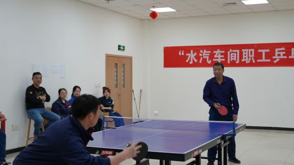 3月30日，舉行男子單打比賽。管理組李戰(zhàn)峰和運行三班王迪巔峰對決。.jpg