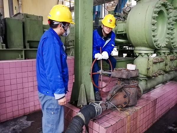 4月4日，合成三班作業(yè)人員通過(guò)軟管開(kāi)始從二號(hào)大槽排放煤漿，并回收至一號(hào)大槽.jpg