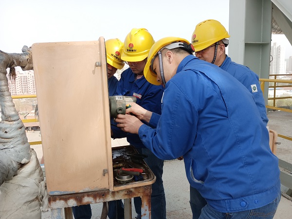 4月6日，空分尿素工段段長郭凱、技術(shù)員張桂芳等人在尿素框架五樓進(jìn)行電纜更換，變送器接線檢維修工作  計(jì)控電儀部 馮香妮 攝.jpg