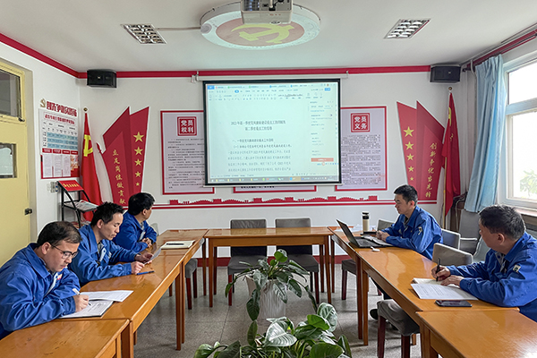 4月12日上午10點(diǎn)，動(dòng)力車間黨支部在黨員活動(dòng)室組織召開4月份黨風(fēng)廉政建設(shè)專題會(huì)議，學(xué)習(xí)貫徹公司紀(jì)檢委員例會(huì)精神，安排部署支部二季度黨風(fēng)廉政建設(shè)重點(diǎn)工作。.jpg
