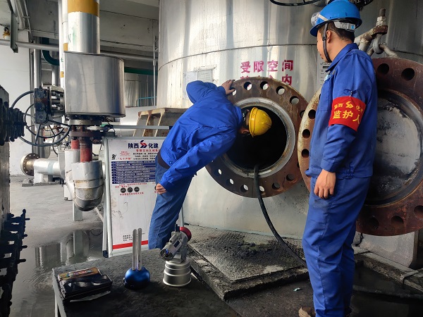 4月8日，氣化爐爐內(nèi)進人檢修畫面。.jpg