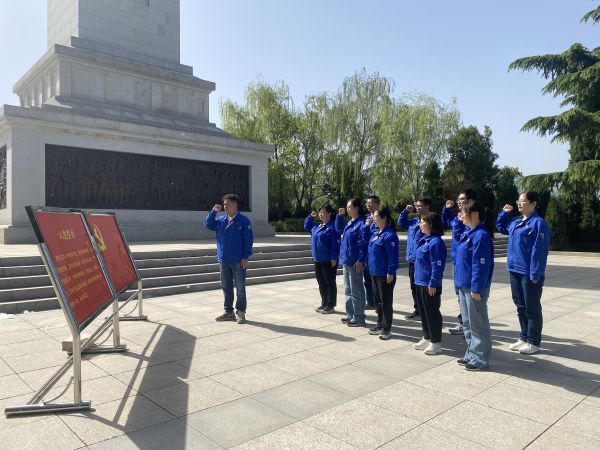 圖三：在革命烈士紀(jì)念碑前，全體黨員重溫入黨誓詞.jpg