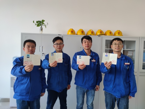 分析化驗(yàn)室在線儀表班席輝，張超等人獲得環(huán)境保護(hù)設(shè)施技能證書(shū).jpg