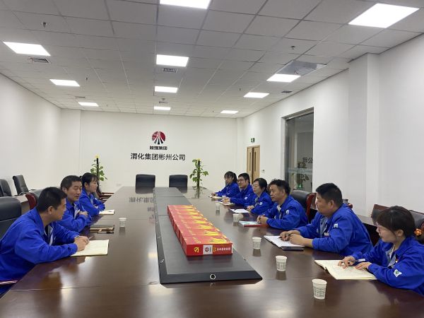 4月18日，制氣車間黨支部與質(zhì)量監(jiān)督檢驗部黨支部在彬州公司會議室，開展對標(biāo)交流活動，支部書記就提升支部黨建標(biāo)準(zhǔn)化建設(shè)交流經(jīng)驗畫面。.jpg