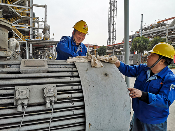 技術(shù)人員張崇高、劉威正在進行自查整改清理電機殼體  600.jpg