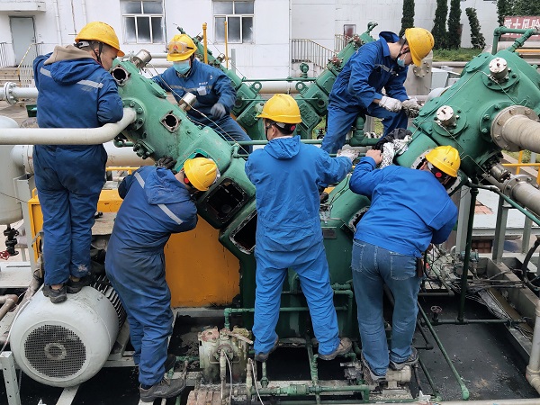 4月28日16時(shí)，檢修人員檢修二號小冰機(jī).jpg