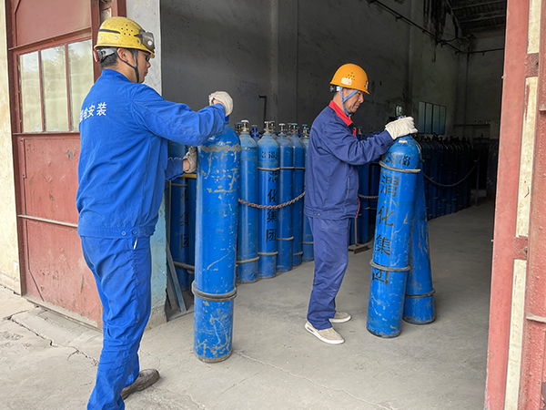 5月4日9：00，合成車間氣瓶站工作人員進(jìn)行作業(yè)   600.jpg