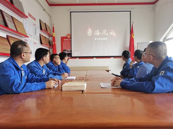 5月10日，尿素車間管理組與化工班組共同觀看保密教育警示片密海風(fēng)云.jpg