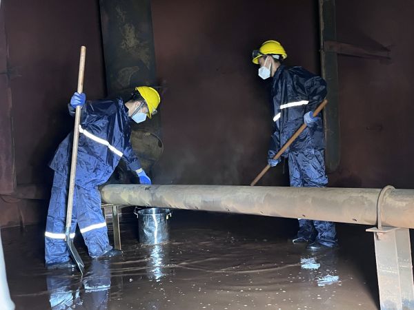 將熱水槽底部污水鏟倒廢桶中，用廢桶搬運(yùn)出去.jpg