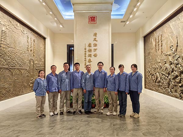 5.12科技發(fā)展部黨支部參觀(guān)渭南市博物館廉政展.jpg