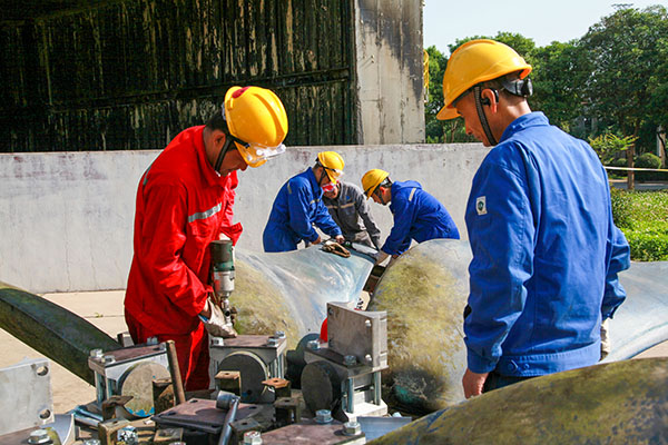 5月13日，李曉峰作業(yè)組檢修風(fēng)機(jī)葉片   600.jpg