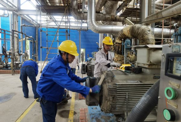 5月13日，電氣檢修人員在雙甲變換裝置進(jìn)行電機(jī)檢修.jpg