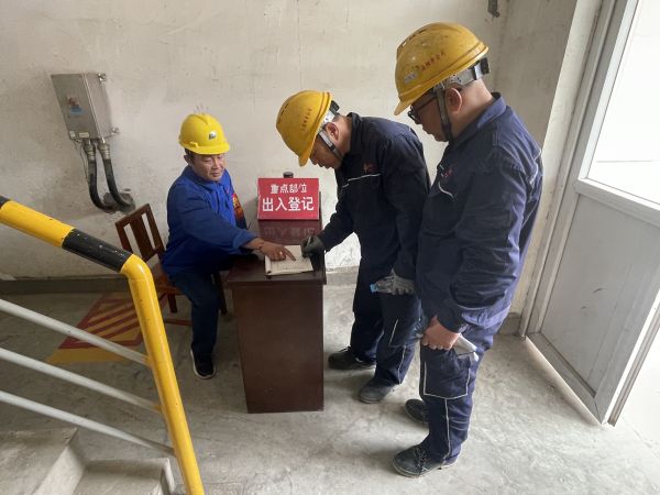 5.12上午，行政保衛(wèi)部在重點(diǎn)部位三期機(jī)組進(jìn)行進(jìn)入人員登記.jpg