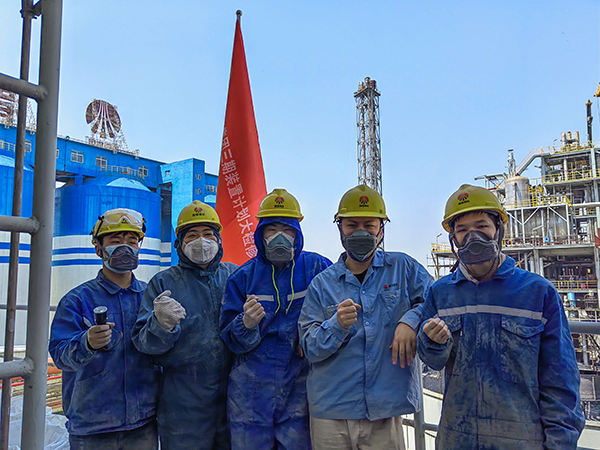 5月12日，動力車間三期脫硫塔灰斗平臺，青年先鋒隊清理脫硫塔灰斗內(nèi)積灰，在休息時合影.jpg