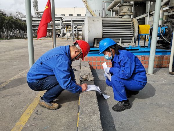 車間副主任張寶利在檢修現(xiàn)場簽署動(dòng)火票.jpg