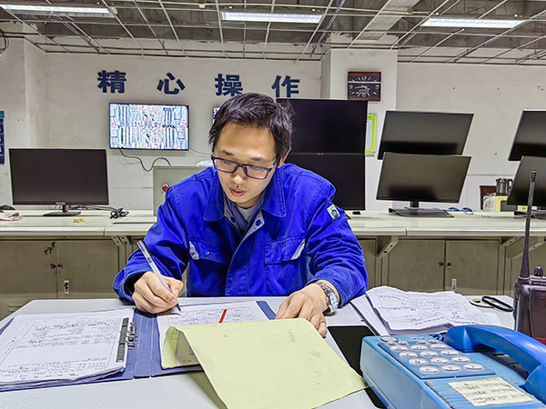 5月15日19點(diǎn)，動(dòng)力車間三期控制室，技術(shù)員畢加佳給加班檢修的5號(hào)鍋爐更換空預(yù)器辦理檢修票.jpg