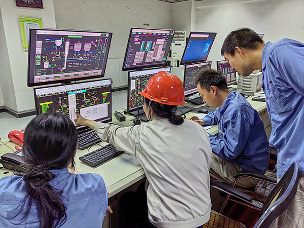 5月13日，動(dòng)力車間三期控制室，DCS調(diào)試將一、二期氨水制備工程師站遷移至三期.jpg
