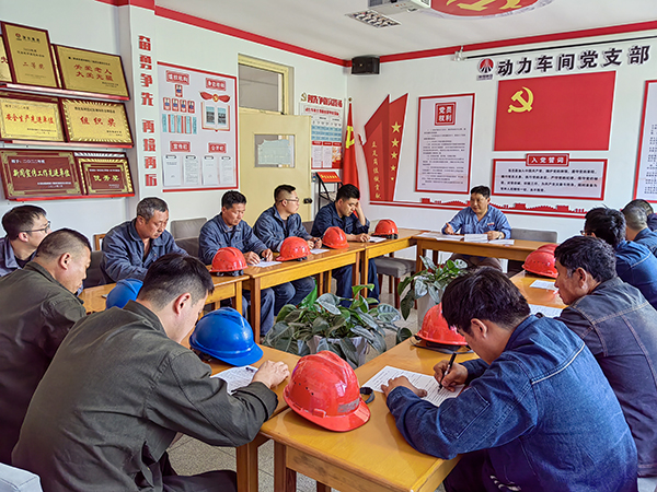 5月16日。動(dòng)力車間會(huì)議室，安全員焦路秦正在給外協(xié)檢修人員培訓(xùn).jpg