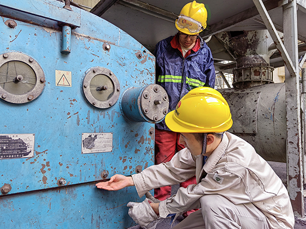 5月16日，動力車間三期給煤機，屈豪正在檢查給煤機的復位情況.jpg