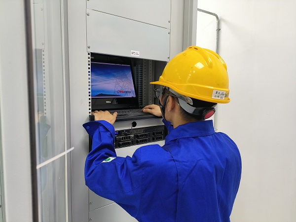 5月25日，計(jì)控電儀分部運(yùn)行員工在檢查微機(jī)五防操作系統(tǒng)是否流暢。.jpg