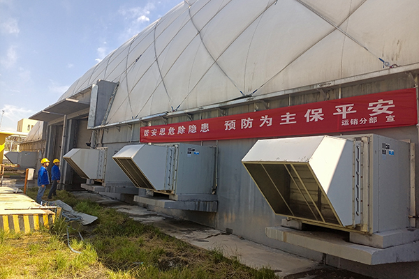 6月7日，運(yùn)銷分部，張海波、曹侃、李智民等人員，在氣膜棚排查隱患運(yùn)銷分部 伍思盈 攝.jpg