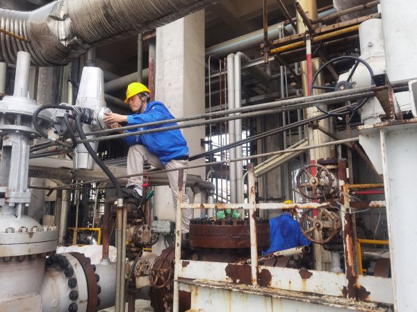 氣化爐上，柳曦、徐騰飛冒雨調(diào)試氣化爐電動閥.jpg