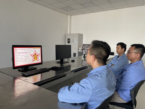 電氣運行二班成員組織觀看化工企業(yè)安全生產(chǎn)事故方面的視頻。.jpg