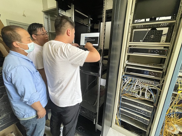 6.12日?？祻S家和公司員工在機(jī)房內(nèi)調(diào)試系統(tǒng).jpg