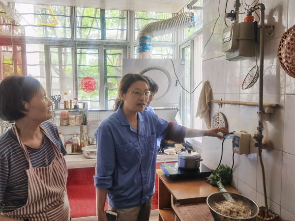 5.16日，女工協(xié)管員進(jìn)入職工家屬家里進(jìn)行安全用電宣講.jpg