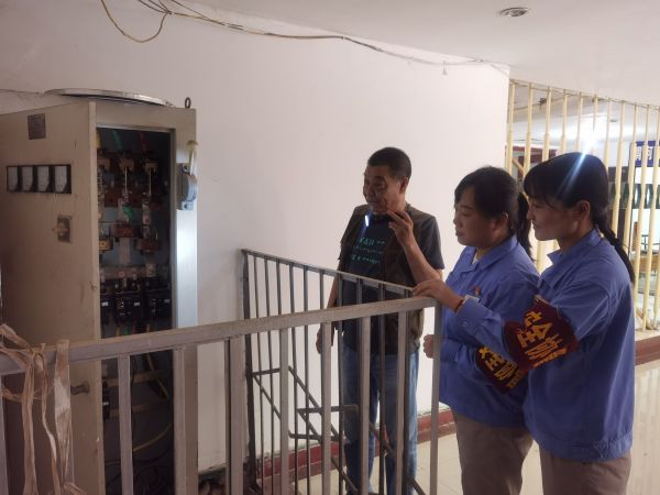 6月19日，公司女工協(xié)管員對單身樓配電間進(jìn)行安全用電檢查.jpg