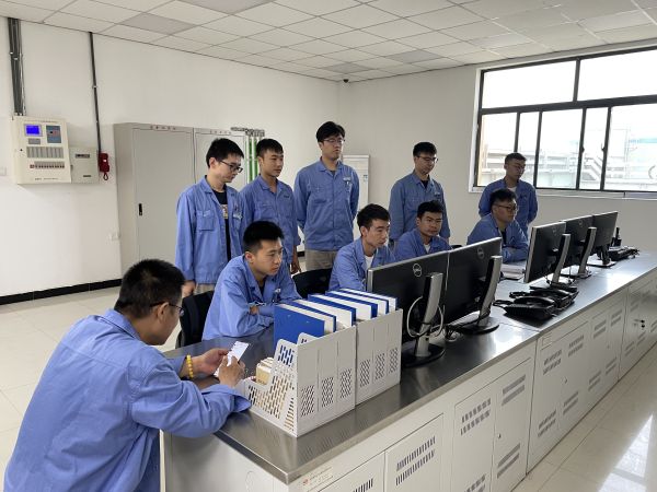 開(kāi)展班前會(huì)議，強(qiáng)調(diào)降本增效需要從身邊的小事做起。.jpg