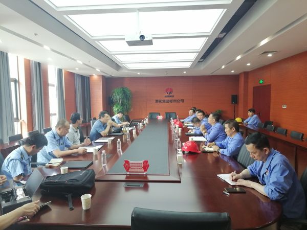 8月17日，省環(huán)保廳一行到公司開(kāi)展環(huán)保檢查，彬州公司副總經(jīng)理、生產(chǎn)部部長(zhǎng)張安平，彬州公司安環(huán)部部長(zhǎng)秦敏建等相關(guān)單位主要負(fù)責(zé)人參加迎接，此圖為檢查組在三樓行政會(huì)議室檢查交流.jpg