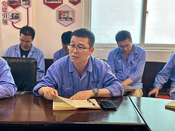 2023年9月4日-物料車間黨支部全體黨員在黨員活動(dòng)室進(jìn)行主題教育專題組織生活會(huì)會(huì)前集中學(xué)習(xí)-黨員、車間副主任秦昊研討發(fā)言.jpg