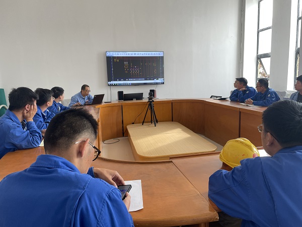 9月24日，電氣技術(shù)員于康健與參訓(xùn)人員進(jìn)行討論答疑。.jpg