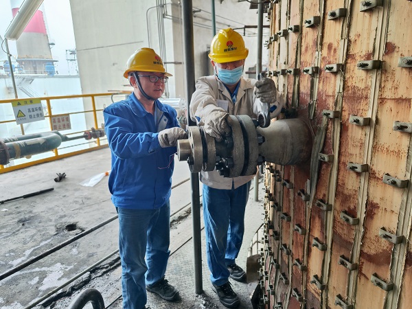 一上午的時間，三個人完成了7號氣化爐兩個高溫熱電偶、閥門、流量計法蘭、壓力表等儀表設備的拆檢，備件更新、回裝工作，保障了三期裝置的正常、平穩(wěn)、高效運行。.jpg
