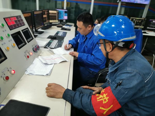 動(dòng)力車(chē)間一期鍋爐控制室，值班人員確認(rèn)檢修票證.jpg