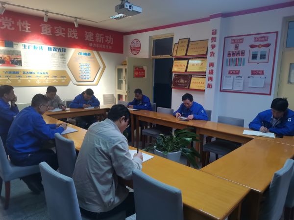 12日晚上8點(diǎn)，安全員在檢修例會(huì)上通報(bào)當(dāng)天檢查結(jié)果.jpg